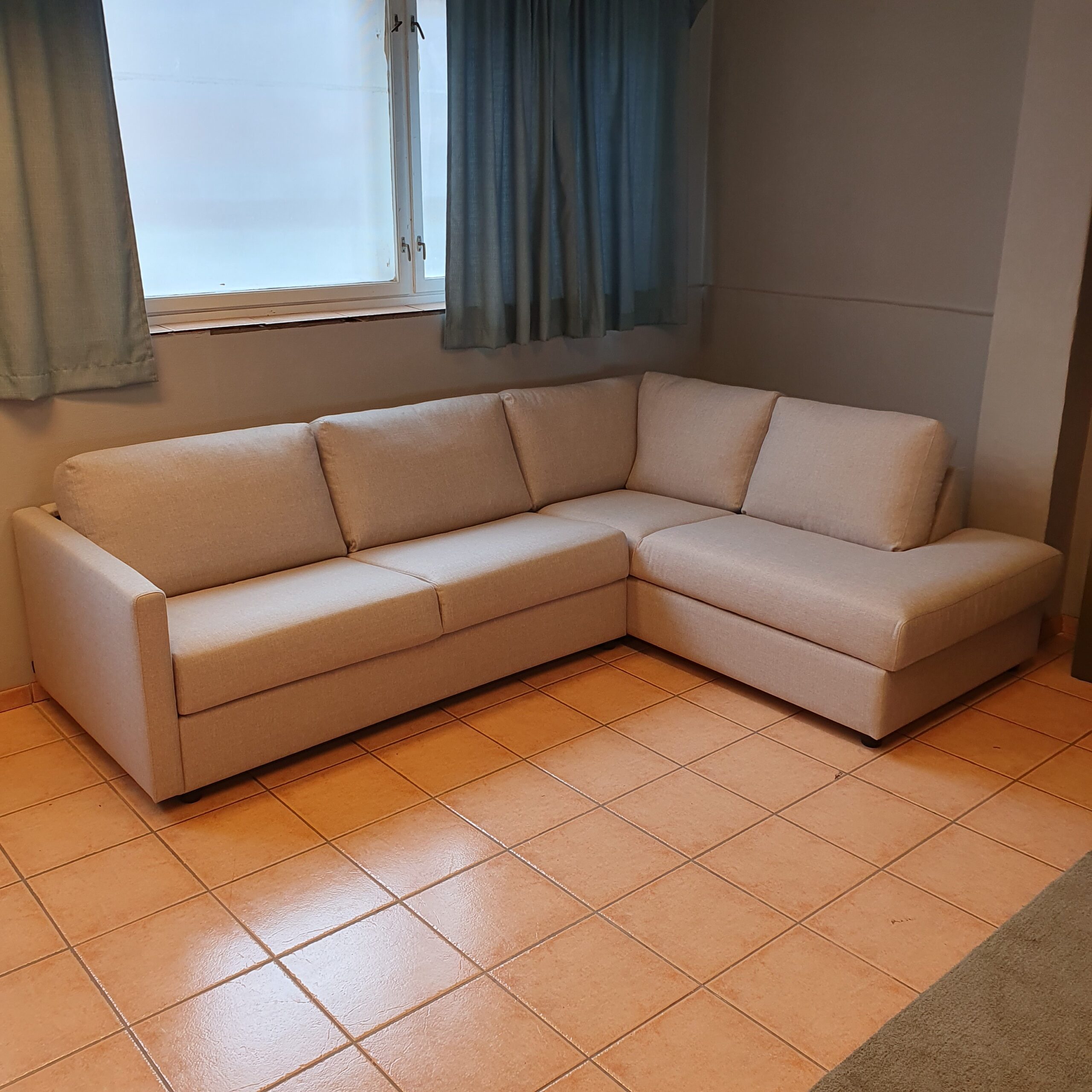 Hovden mySOFABED 140 hjørnesovesofa med åpen endeavslutning. Enkel i bruk, oppbevaringsplass, god komfort - seng 140x200