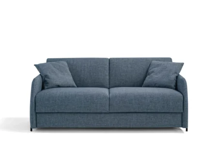 Moderne blå sovesofa med tynne armlener og 17 cm tykk madrass beregnet for daglig bruk. Stilrent italiensk design med fokus på maksimal sovekomfort