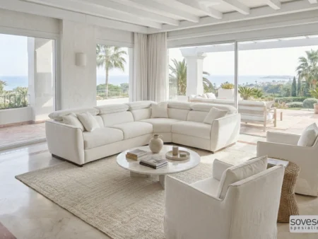 Hvit Dienne Fellini hjørnesofa i en lys og luftig stue med marbella-stil og hvit interiørdekor.