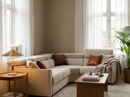 Elegant beige Dienne Fellini hjørnesofa plassert i en moderne leilighet på Frogner.