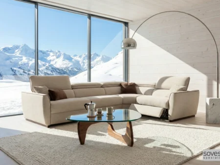 Beige Dienne Fellini hjørnesofa med integrert recliner delvis utslått i en luksuriøs hytte i Alpene