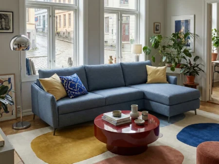 Dienne Valentina sovesofa med sjeselong og 13 cm høye ben i en Oslo-leilighet. Sofaen har smale, buede armlener og ser ut som en vanlig stuesofa.