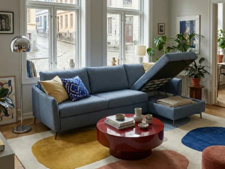 Valentina sjeselong sovesofa utslått med integrert madrass uten å fjerne putene. Praktisk bedinside-løsning med god liggekomfort