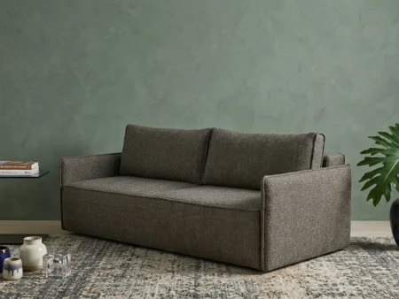 Moderne Hovden Baltic 3-seter sofa med stramme linjer, tynne armlener og en elegant pyntekant som rammer inn designet.