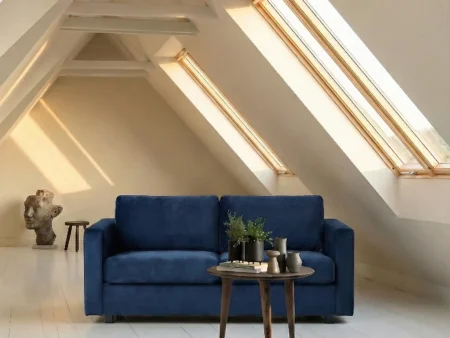 Hovden Saga 140 blå velursofa 140 cm bred i moderne hvit loftsleilighet