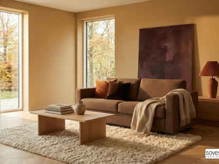 Hovden Saga 160 brun tekstilsofa med pocketmadrass, vist i lyst rom med gule vegger