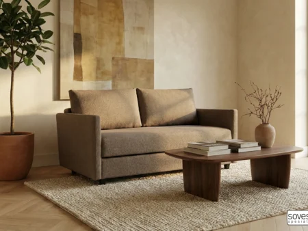 «Hovden Smarty 140 sovesofa i strukturert brunt tekstil, vist fra siden i et moderne miljø.»