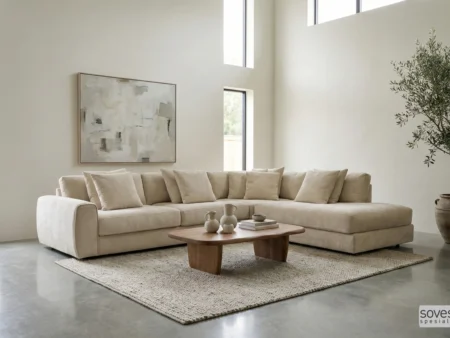 Minimalistisk stue med en hvit Hovden Sweet hjørnesovesofa med dunputer og åpen ende. Eksklusiv sovesofa med 180 cm liggebredde.