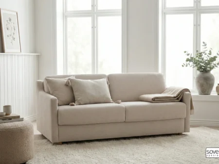 Hovden Victory 160 i lys tekstil i helhvit, skandinavisk stue. Norskprodusert premium sovesofa 160 cm med 17 cm pocketmadras og rene linjer.