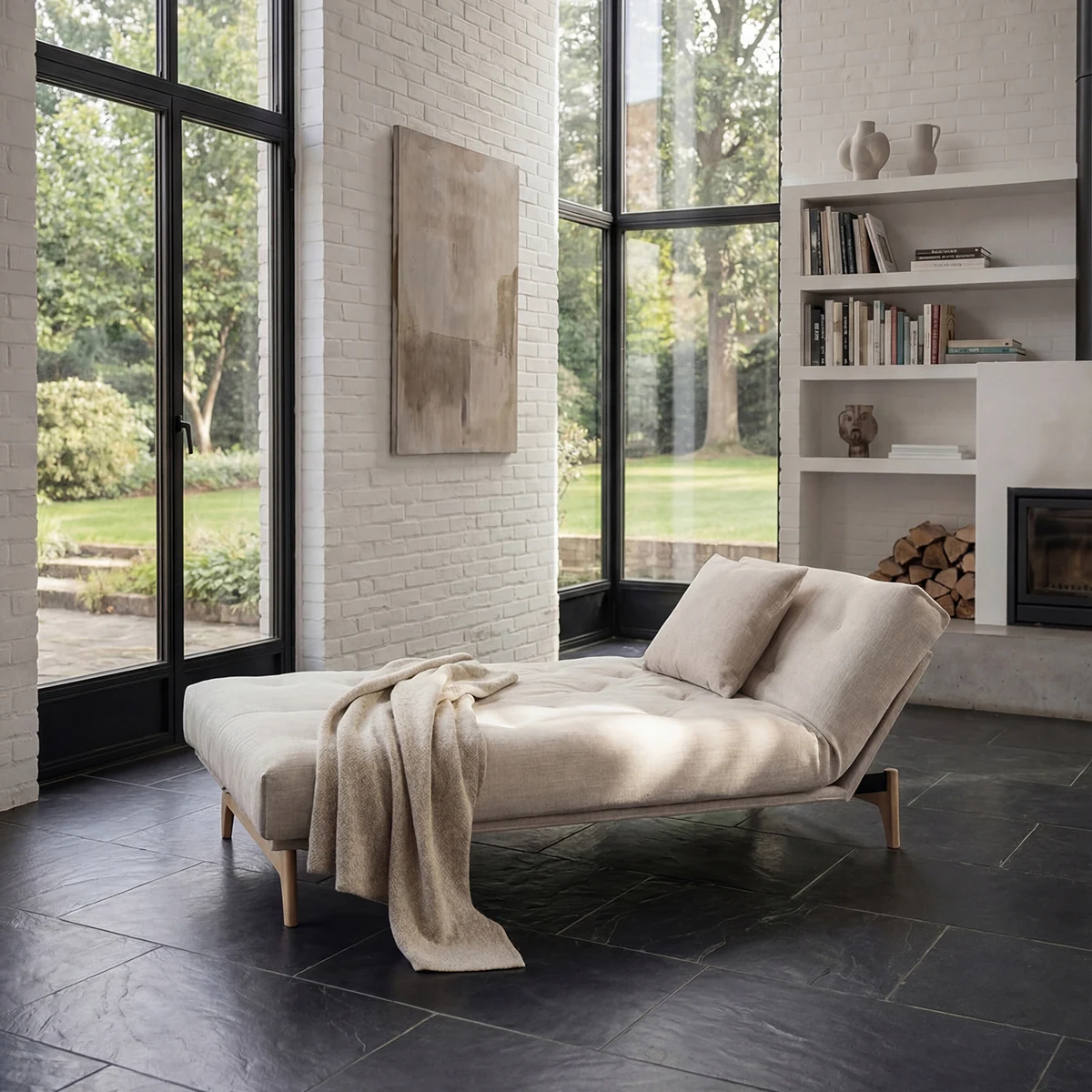 Innovation Aslak 140 sovesofa med Soft Spring madrass i stoff 612, stylet i en moderne stue som daybed