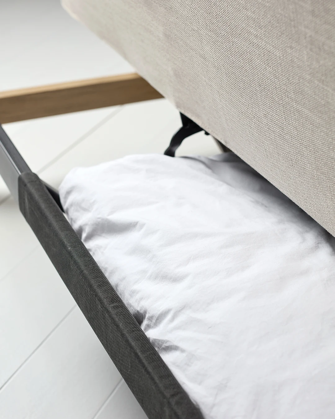 Innovation Aslak 140 sovesofa med Soft Spring madrass i stoff 612, viser lagringsplass