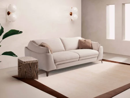 Komfortabel kvalitetssovesofa med unikt design og 13 cm høye ben, vist fra siden i en stue.