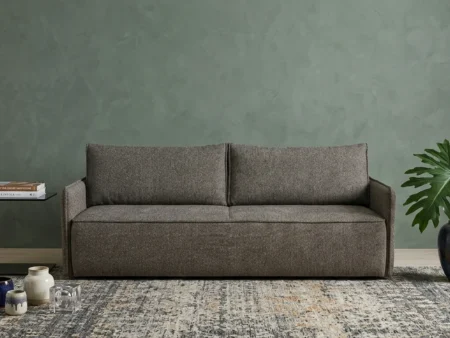 Gulvnær loungesofa fra Hovden. Baltic 3-seter sofa med rette vinkler, tynne vanger og dekorative franske sømmer helt ned til gulvet.