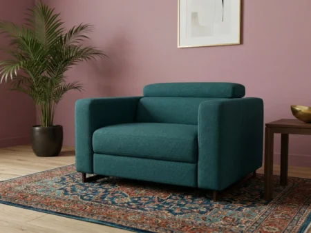 Modular Pro sovestol V1 med brede armlener plassert i en romslig stue. 141 cm totalbredde.