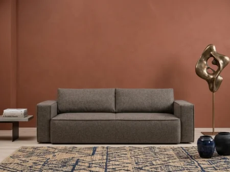 Melody 3-seter loungesofa i moderne kubistisk design med brede armlener, dyp sittekomfort og markert kuvertsøm