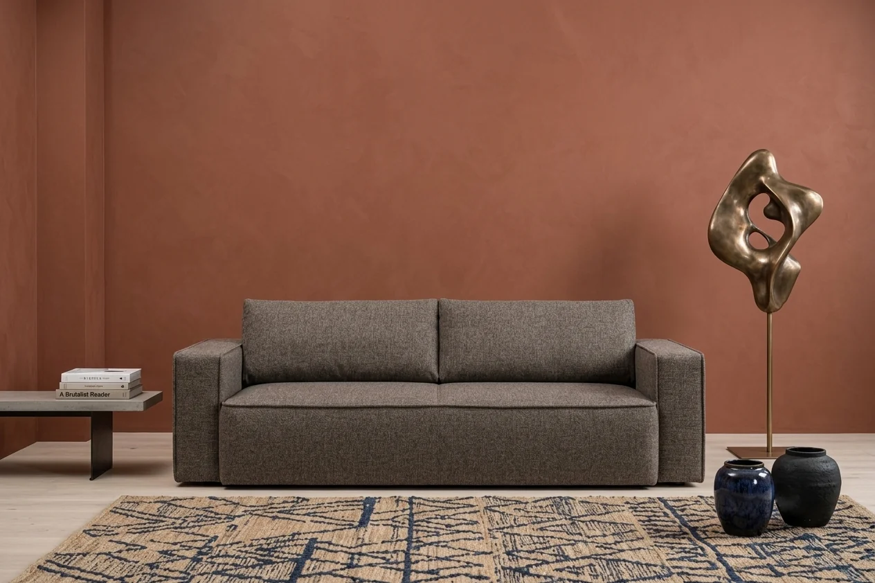 Melody 3-seter loungesofa i moderne kubistisk design med brede armlener, dyp sittekomfort og markert kuvertsøm