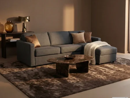 Mocca Mousse vegg skaper varm kontrast til den antrasitt-fargede sofaen, vist i et rolig stuemiljø.