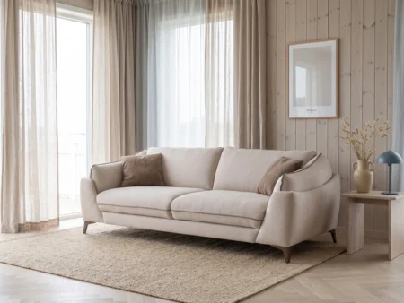 Lys beige Dienne Dune sovesofa i en lys og luftig stue med gjennomført skandinavisk design.