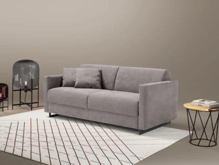 Komfortabel grå sovesofa fra Dienne med avtagbare trekk, vist i et moderne stueinteriør.