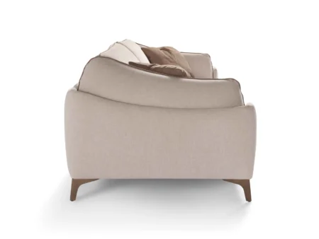 Nærbilde av sovesofa til siden, med fokus på det unike designet og de 13 cm høye bena.